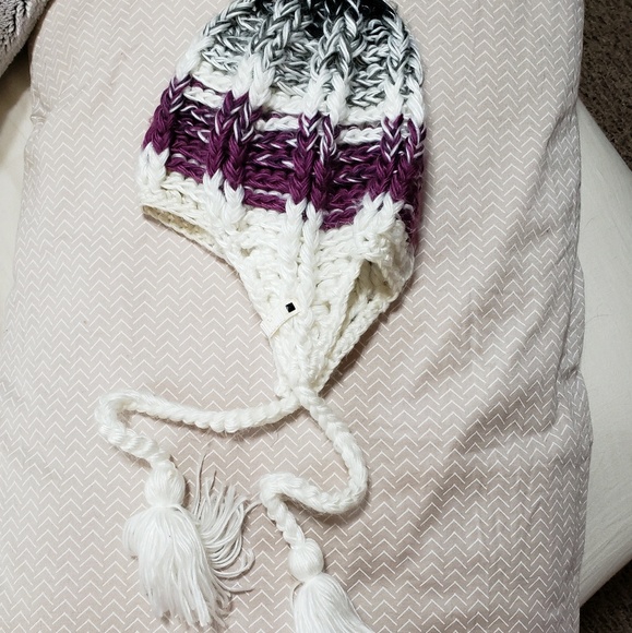 VOLCOM beanie with ear tassels - Picture 2 of 4